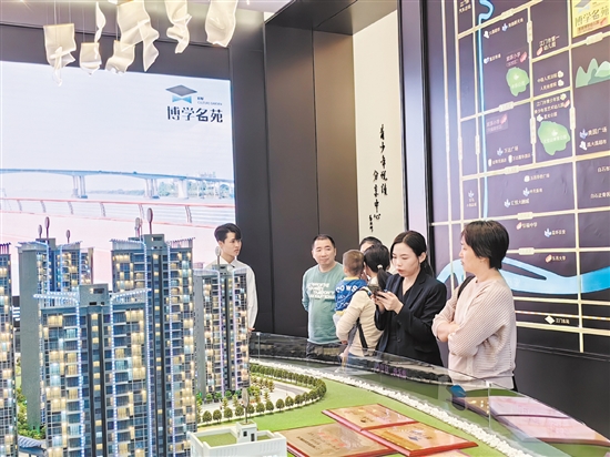 今年樓市持續(xù)回暖。圖為市民在看房。