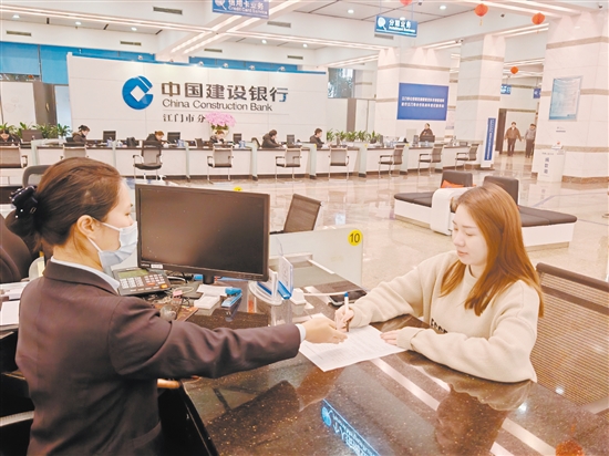 市民在辦理公積金業(yè)務(wù)。