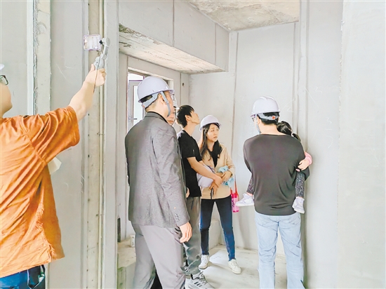 業(yè)主進入工地進行“實地考察”。