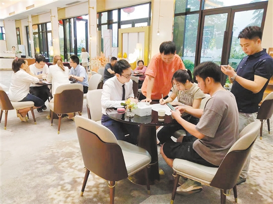 新政出臺(tái)吸引更多消費(fèi)者看房。