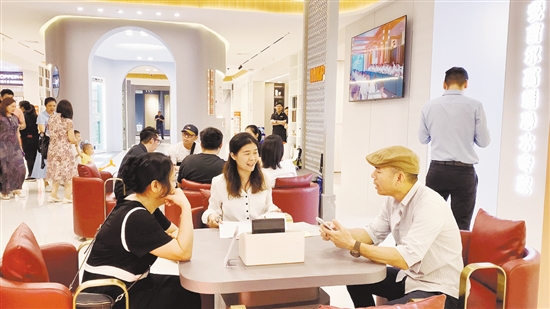 開業(yè)當(dāng)天，不少市民在現(xiàn)場咨詢。