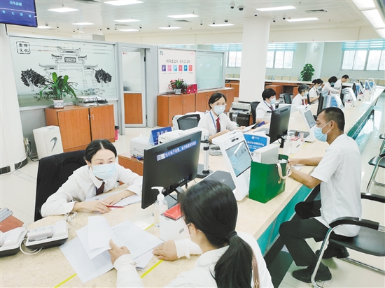 申請(qǐng)使用住宅專項(xiàng)維修資金的市民越來(lái)越多。