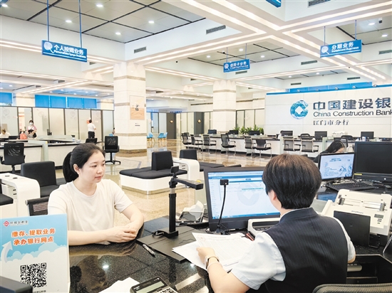 市民在咨詢單位補(bǔ)繳公積金事宜。