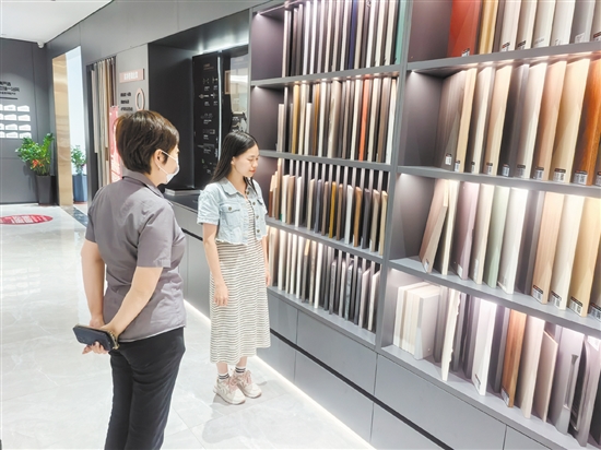 江門市家裝廚衛(wèi)“煥新”活動開展以來，吸引不少市民消費。