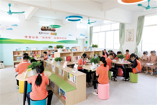 新落戶的博富公益“悅讀館”環(huán)境明亮舒適。
