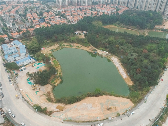 此次出讓地塊位于蓬江區(qū)灝昌園小區(qū)東側、翡翠觀瀾小區(qū)西北側。