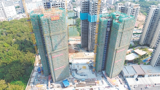 江發(fā)中交·悅山湖B8號樓順利完成主體結(jié)構(gòu)封頂。