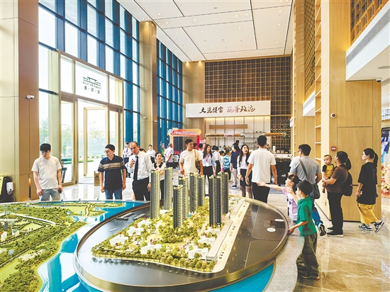 “五一”假期，不少消費者看房、買房。