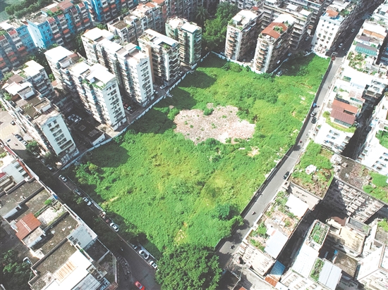 掛牌出讓地塊位于蓬江水南片區(qū)，住宅區(qū)密集，人氣旺盛。