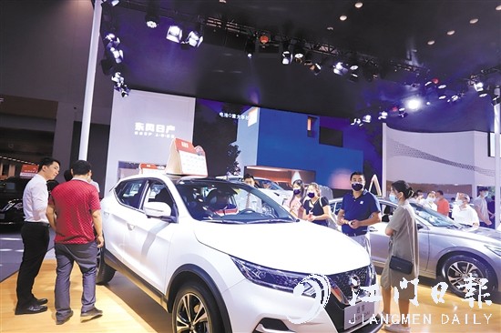 特價(jià)車吸引了許多消費(fèi)者的目光。