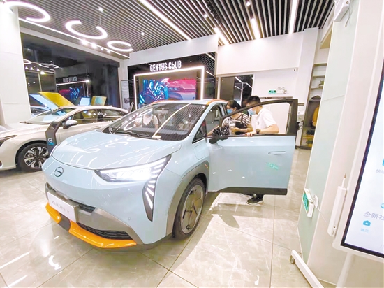 手捧奶茶進店看車，正在成為一種新的逛街常態(tài)。