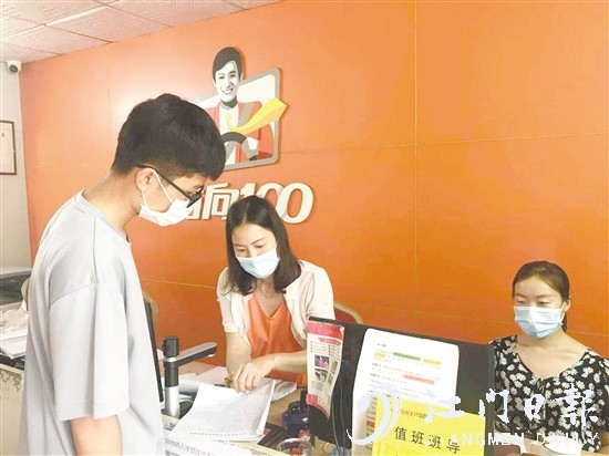 高考結(jié)束后，許多考生前往駕校報名學車。