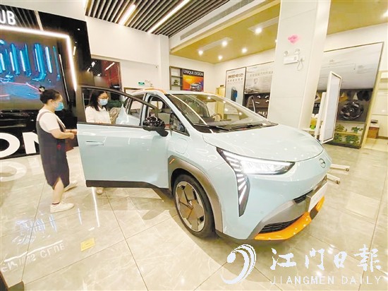 如果是報廢舊車，消費(fèi)者購買推廣名單中的新能源汽車可補(bǔ)貼1萬元。