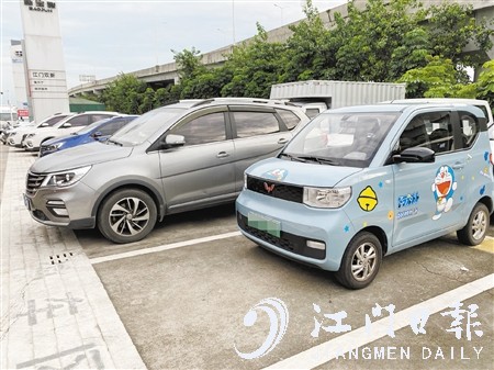 電動微型汽車車身短小，停車非常方便。