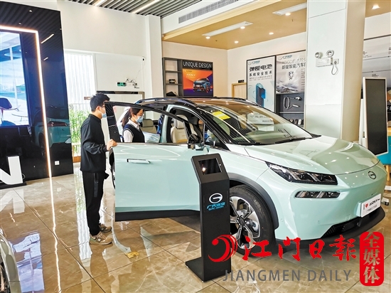 新能源汽車未受汽車缺“芯”影響，深受消費者青睞。