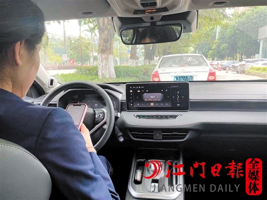 不少車主喜歡在開車的時(shí)候玩手機(jī)。