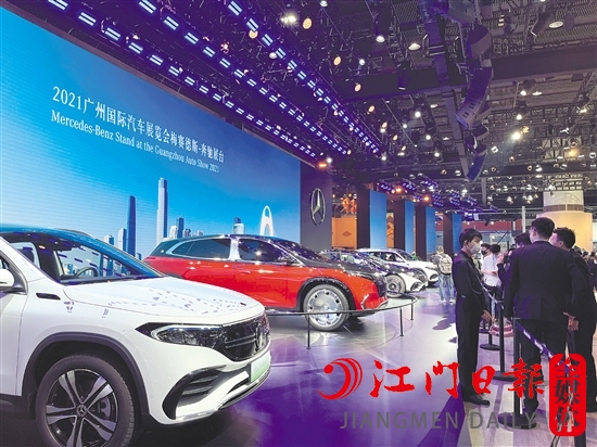 豪華品牌均把新能源汽車(chē)擺放在展區(qū)最顯眼的位置。