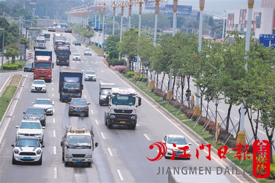 汽車駛?cè)肭Ъ胰f戶。