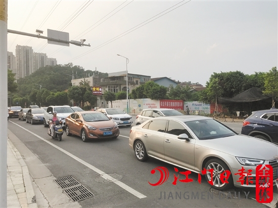 路上的汽車越來越多，開車時(shí)不要開“斗氣車”，盡量保持情緒穩(wěn)定。