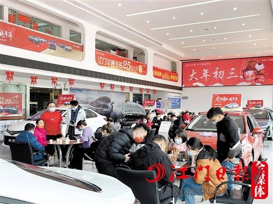 春節(jié)期間，有的4S店展廳出現(xiàn)熱鬧的景象。
