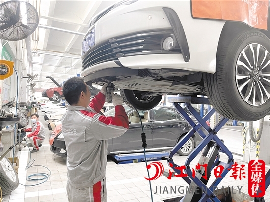 春節(jié)過(guò)后，前來(lái)檢修的車輛比平時(shí)增加不少。