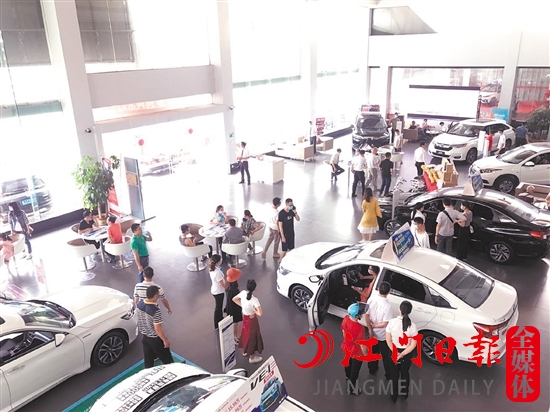 “五一”將至，購(gòu)車(chē)優(yōu)惠吸引消費(fèi)者到店。