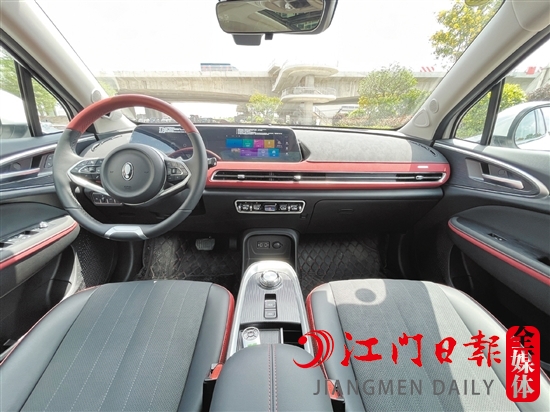 新車內(nèi)飾復(fù)古之余不乏運動感。