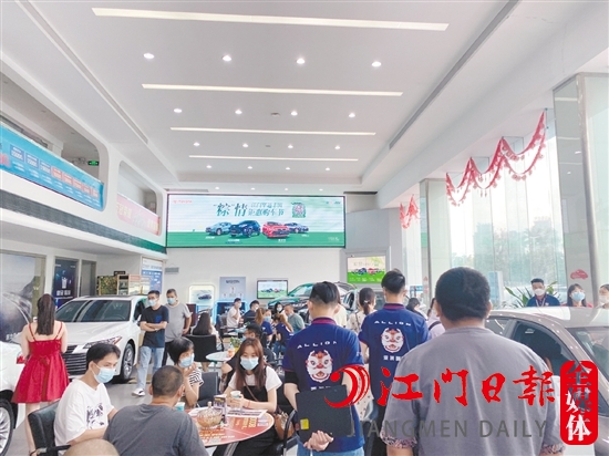 端午節(jié)假期期間，新政策的實施吸引了許多消費者到4S店看車、買車。
