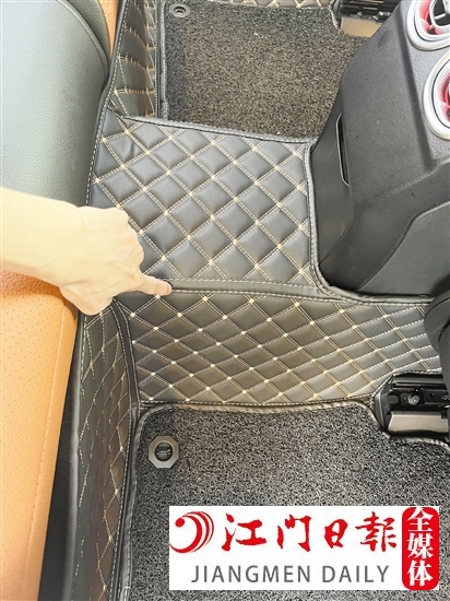 車內(nèi)的一些裝飾品如地毯也容易產(chǎn)生異味。