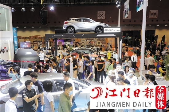 本報(bào)往年舉辦的大型車展，吸引大批市民。
