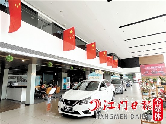 部分汽車4S店掛上國(guó)旗，為即將到來(lái)的“十一”假期預(yù)熱。