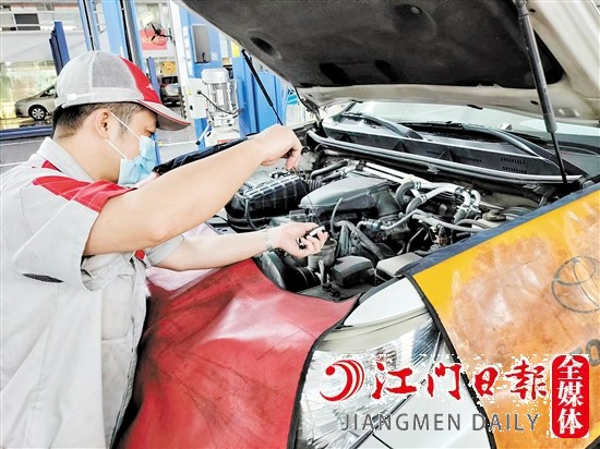 維修人員為車主的愛車進(jìn)行檢查。