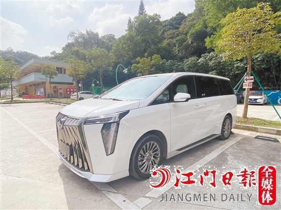 傳祺M8宗師系列雙擎御尊版外觀很霸氣。