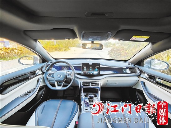 新車(chē)內(nèi)飾充滿(mǎn)豪華感。