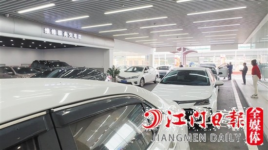 市區(qū)多家4S店車輛保養(yǎng)迎來小高峰。