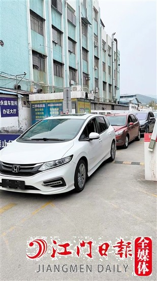 元旦以來，排隊(duì)等候過戶的二手車不少。