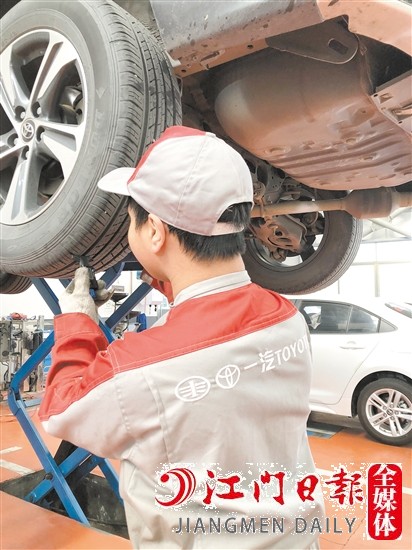 駕車出行前，要做好車輛保養(yǎng)。