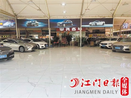 不少二手車行銷售展廳空出一大片。