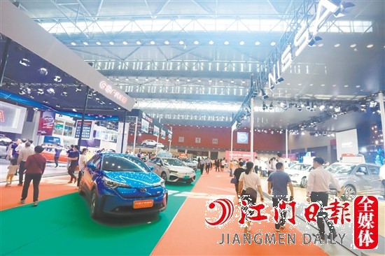 為方便消費(fèi)者貨比三家，春季車展組委會(huì)將把往屆的新能源汽車展區(qū)升級(jí)為新能源汽車展館。圖為2021年“五一”車展新能源汽車展區(qū)。