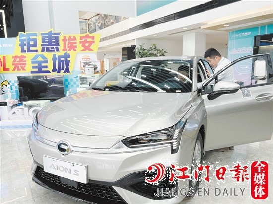 購買新能源汽車的消費者越來越多。