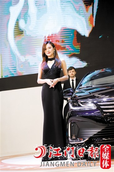 車展現(xiàn)場少不了香車美女。