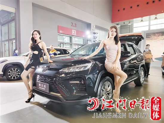 香車美女吸引眾多市民目光。