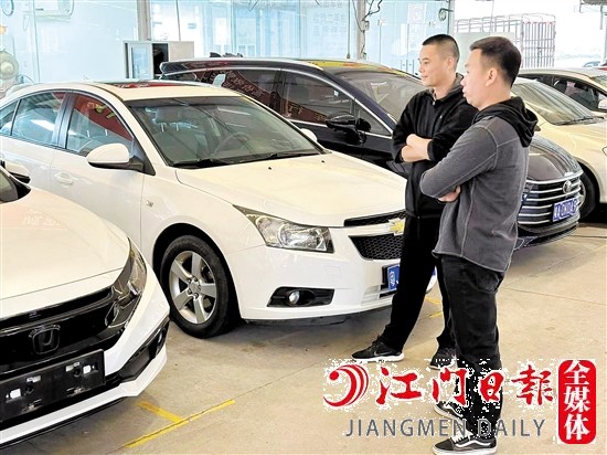 降價(jià)潮下，部分準(zhǔn)備購(gòu)買(mǎi)二手車(chē)的市民持觀望態(tài)度。