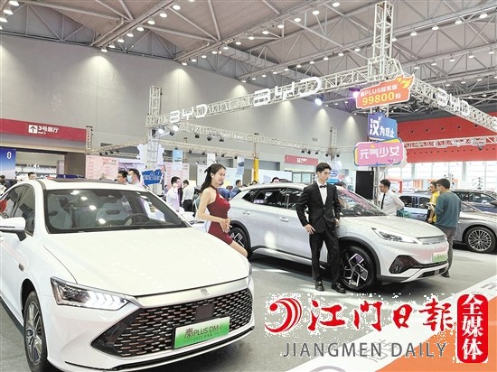 ←“五一”車展期間，各大主流新能源汽車品牌將亮相。圖為往屆“五一”車展現(xiàn)場。