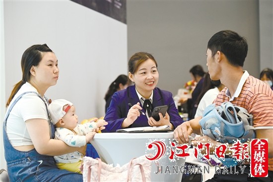 消費(fèi)者現(xiàn)場(chǎng)向銷售人員咨詢購(gòu)車相關(guān)情況。