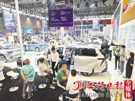 車展現(xiàn)場(chǎng)人氣旺。