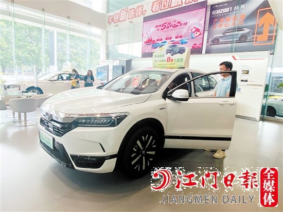 “國六a”車型吸引消費(fèi)者目光。
