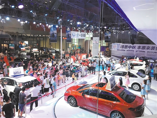 “十一”車展以規(guī)模大、規(guī)格高而著稱。圖為往屆“十一”車展現(xiàn)場。