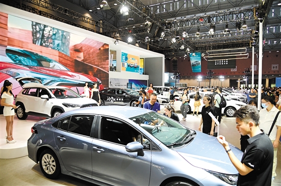中秋國(guó)慶車展期間，吸引不少消費(fèi)者看車、購(gòu)車。