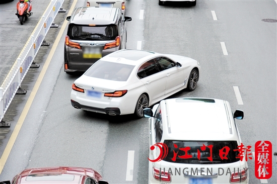 機(jī)動(dòng)車插隊(duì)加塞會(huì)加劇道路擁堵。